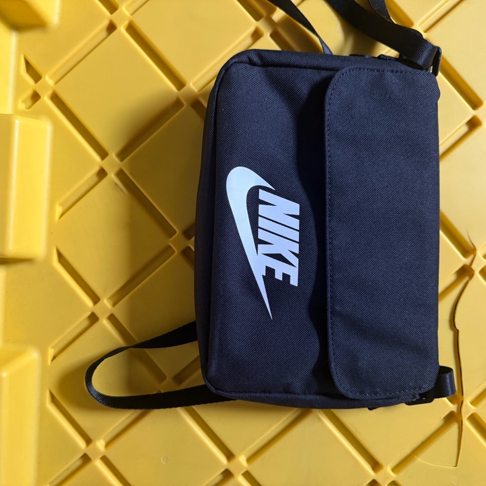 Nike Messenger Bag - Picture 3 of 7